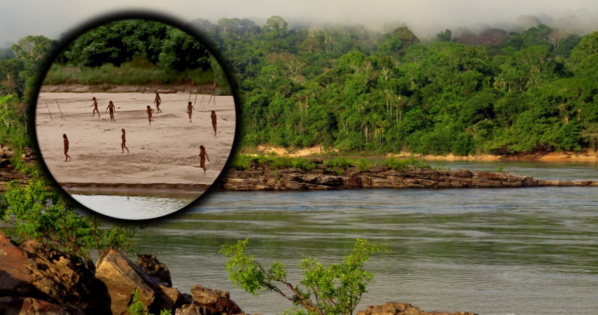 Tajemnicze plemię po raz kolejny wyszło z amazońskiej dżungli. Tym razem doszło do incydentu /Zrzut ekranu/IFLScience/ The uncontacted Mashco Piro people in south-eastern Peru /123RF/PICSEL