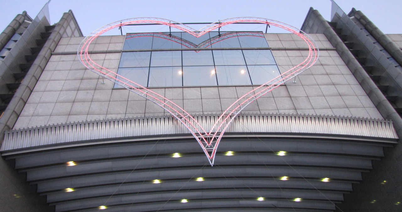 Tajemnicze serce na fasadzie Parlamentu Europejskiego
