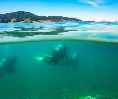 Tajemnicze skrzynie na dnie jeziora. Wyłowiono kolejne