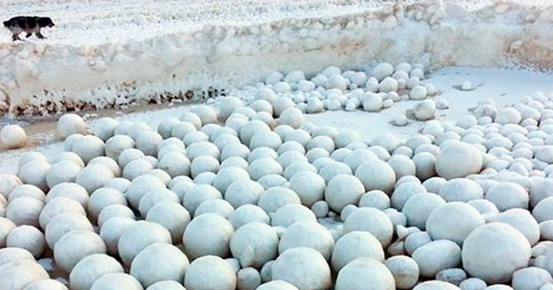 Tajemnicze śnieżne kule na Syberii /fot. Twitter Siberian Times /materiały prasowe