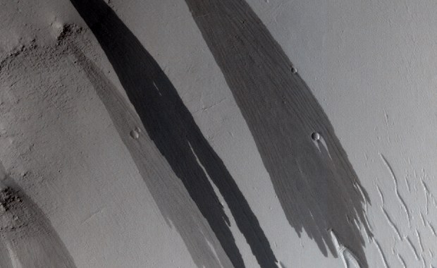 Tajemnicze "strumienie" na Marsie. Naukowcy wysunęli nową hipotezę