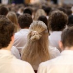 Tajemnicze zasłabnięcie na szkolnym apelu. Dwójka dzieci w szpitalu