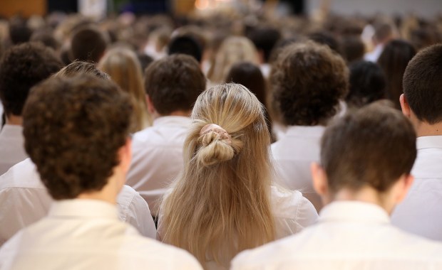 Tajemnicze zasłabnięcie na szkolnym apelu. Dwójka dzieci w szpitalu