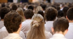 Tajemnicze zasłabnięcie na szkolnym apelu. Dwójka dzieci w szpitalu