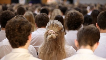 Tajemnicze zasłabnięcie na szkolnym apelu. Dwójka dzieci w szpitalu