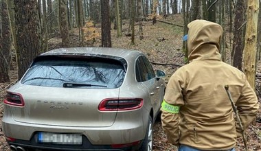 Tajemnicze znalezisko w lesie. Ktoś porzucił Porsche
