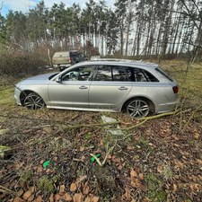 Tajemnicze znalezisko w środku lasu. Auto bez opon z włączonym silnikiem