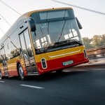 Tajemniczy autobus na ulicach Warszawy. Nie zniknie z nich przez rok