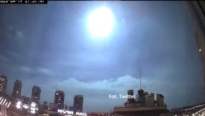 Tajemniczy błysk światła nad Kijowem. Zawyły syreny alarmowe