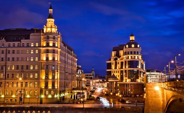 Tajemniczy gość w hotelu Kempinski. Co Gerhard Schröder robił obok Kremla?