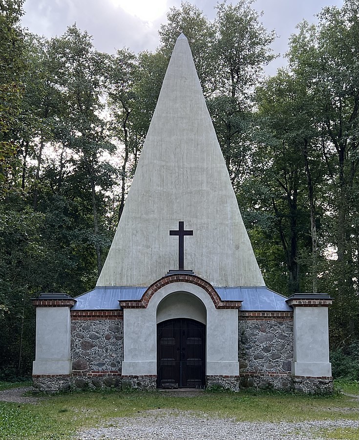 Tajemniczy grobowiec w kształcie piramidy we wsi Repie /Lesnydzban/ Creative Commons Attribution-Share Alike 4.0 International license /Wikipedia