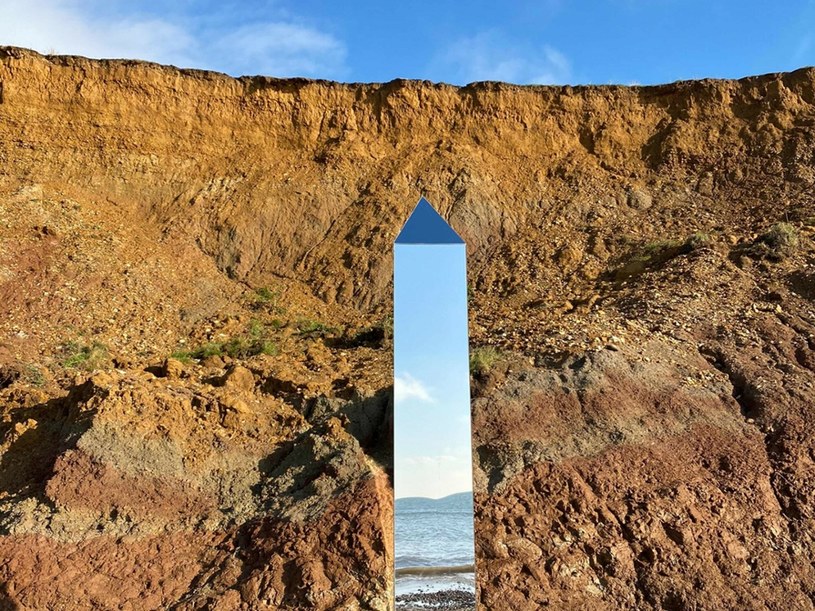Tajemniczy monolit fascynuje wielu ludzi na całym świecie. Niedawno odnaleziono go na wyspie Wight /@ALEXIARFISHWICK/AFP /East News