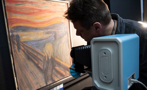 Tajemniczy napis na obrazie "Krzyk". Kim jest "wariat"?