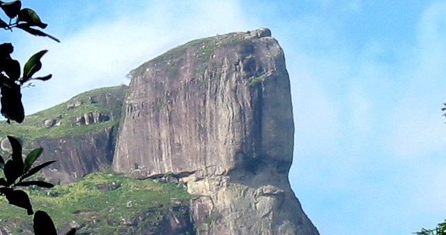 Tajemniczy napis na Pedra da Gávea widoczny po lewej stronie /Domena publiczna