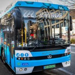 Tajemniczy niebieski autobus na drogach Warszawy. Wyjaśniamy