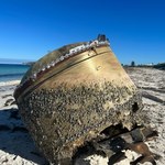 Tajemniczy przedmiot na plaży w Australii. Nie wiadomo, skąd pochodzi