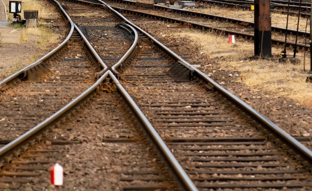 Tajemniczy przedmiot na torach i służby postawione w stan alertu