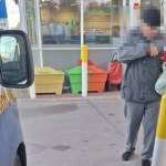 Tajemniczy senior w klapkach sam na stacji paliw. Zaskakujący finał porannej interwencji