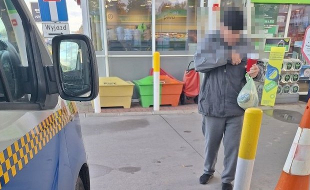 Tajemniczy senior w klapkach sam na stacji paliw. Zaskakujący finał porannej interwencji