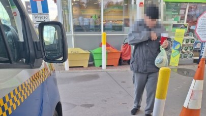Tajemniczy senior w klapkach sam na stacji paliw. Zaskakujący finał porannej interwencji