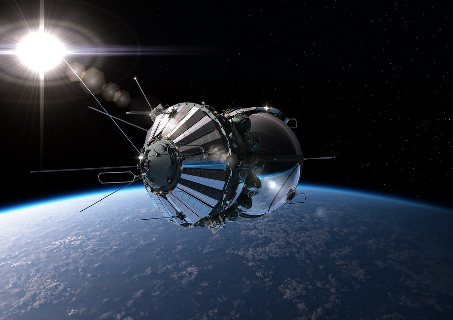 Tajemniczy sygnał z orbity. Australijskie radioteleskopy odkryły emisję od nieczynnego satelity Relay 2 /Shutterstock