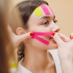 Tajemniczy taping twarzy. Odkryj sekret wygładzonej i promiennej skóry za grosze