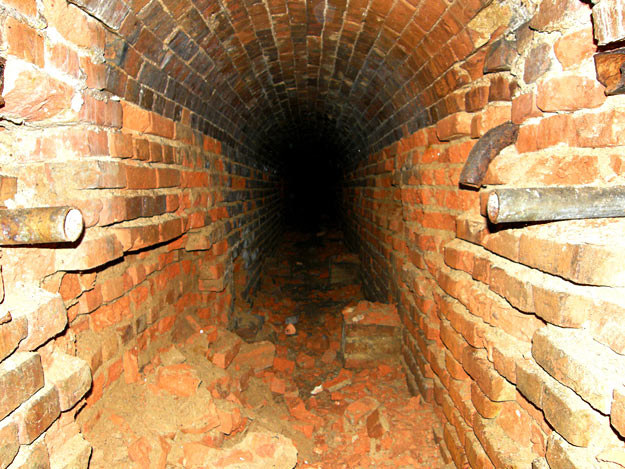 Tajemniczy tunel pod placem. Górne Ubocze, czerwiec 2011 /Odkrywca