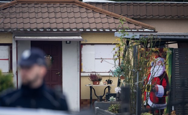 Tajemniczy wybuch w domu pod Poznaniem. Śledczy znaleźli proch i broń 