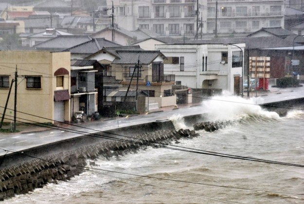 Tajfun przemieszcza się z prędkością 20 km na godzinę w kierunku Tokio /EVERETT KENNEDY BROWN /PAP/EPA
