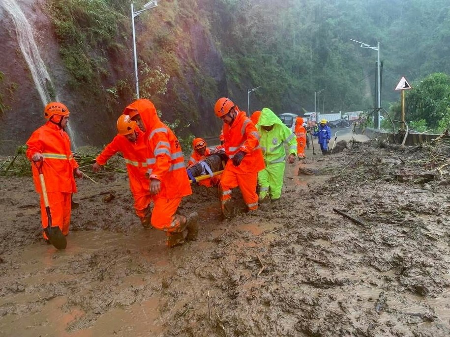 Tajfun Ragasa szalał na Filipinach, fot. EPA/PCG / HO HANDOUT /PAP