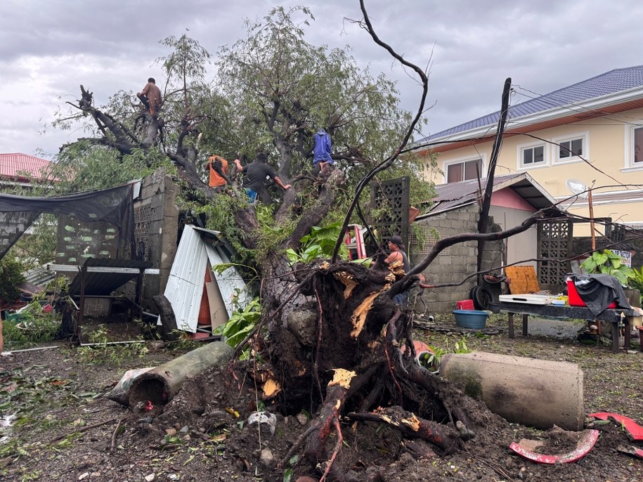 Tajfun Ragasa szalał na Filipinach, fot. EPA/PCG / HO HANDOUT /PAP