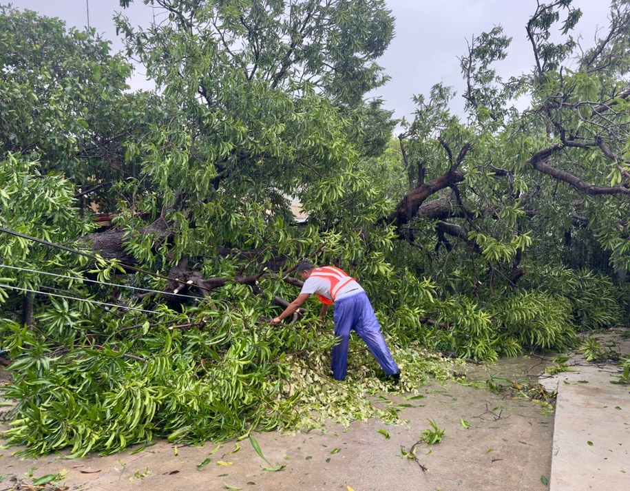 Tajfun Ragasa szalał na Filipinach, fot. EPA/PCG / HO HANDOUT /PAP