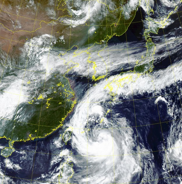 Tajfun Tapa na zdjęciu satelitarnym /KOREA METEOROLOGICAL ADMINISTRATION HANDOUT /PAP/EPA
