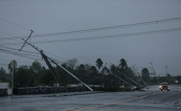 ​Tajfun uderzył w główną wyspę Filipin. Nagrania przerażają
