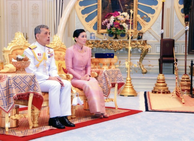 Tajlandia ma nową królową. To piękna pani generał //ROYAL HOUSEHOLD BUREAU / HANDOUT /PAP/EPA