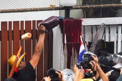 Tajlandia: Oblali dom premiera krwią - zobacz zdjęcia