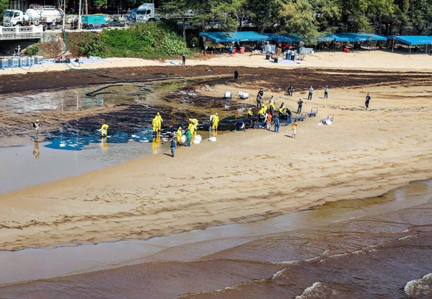 Tajlandia: Ropa z uszkodzonego rurociągu zanieczyściła plażę; trwa akcja marynarzy /ROYAL THAI NAVY / HANDOUT /PAP/EPA