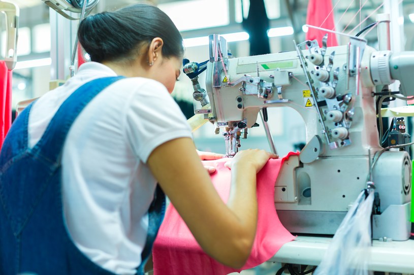 Tajne dziennikarskie śledztwo ujawniło zatrważające szczegóły, dotyczące pracy w fabryce firmy odzieżowej Shein /123RF/PICSEL