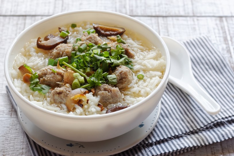 Tajska zupa z ryżem i grzybami shitake /123RF/PICSEL