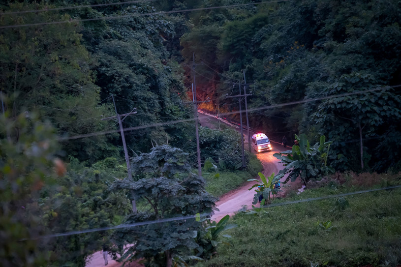 Tajskie góry nie są strome. Porośnięte dżunglą. To  w pierwszej fazie utrudniało akcję ratunkową /Getty Images
