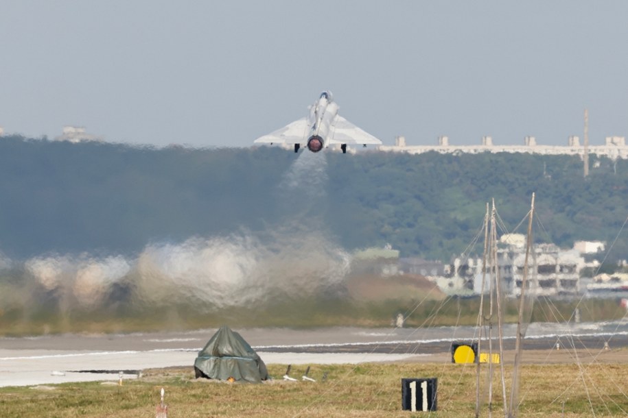 Tajwański myśliwiec Mirage 2000 startujący z bazy lotniczej w Hsinchu /RITCHIE B. TONGO /PAP/EPA