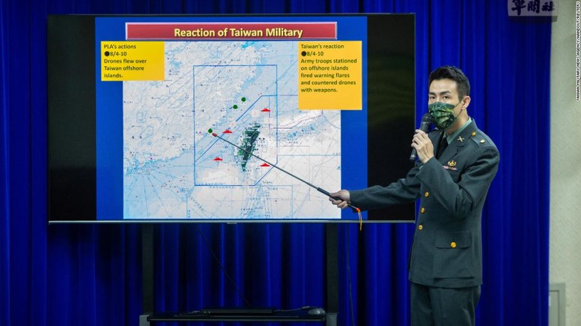 Tajwański żołnierz pokazuje mapę z zaznaczonymi miejscami, gdzie pojawiły się drony-trolle /domena publiczna