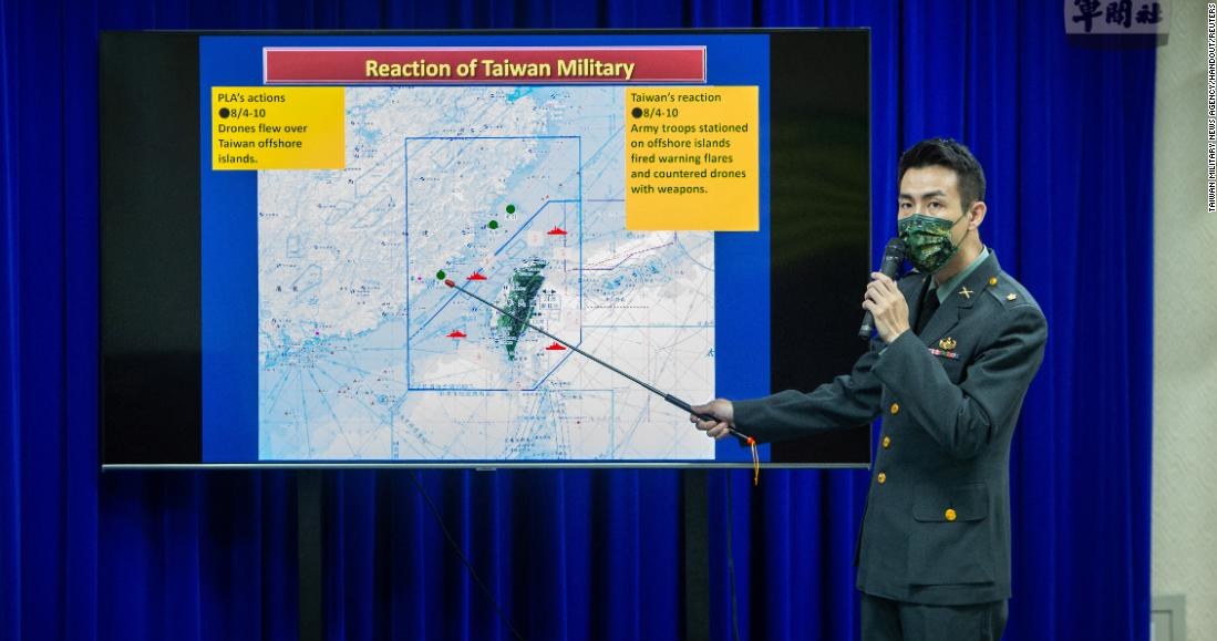 Tajwański żołnierz pokazuje mapę z zaznaczonymi miejscami, gdzie pojawiły się drony-trolle /domena publiczna