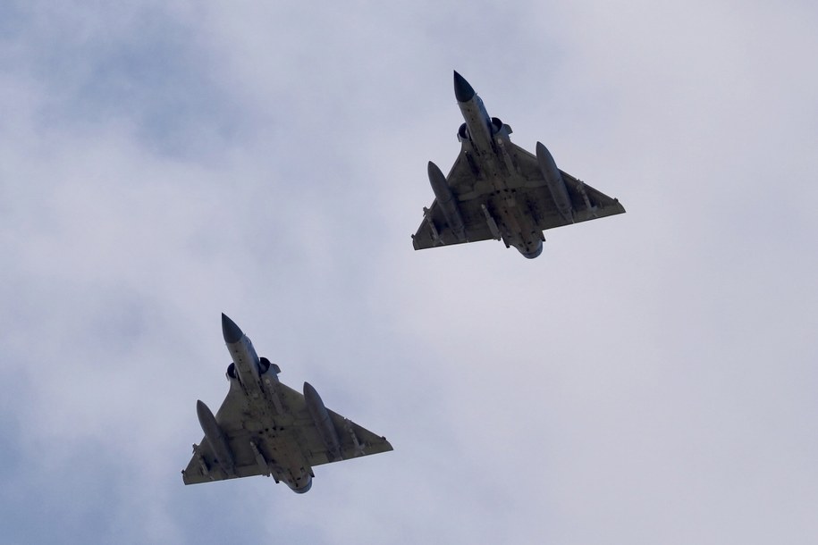 Tajwańskie ministerstwo obrony poinformowało, że wysłało samoloty i statki, aby "odpowiednio" zareagować na chińskie ćwiczenia wojskowe /RITCHIE B. TONGO /PAP/EPA