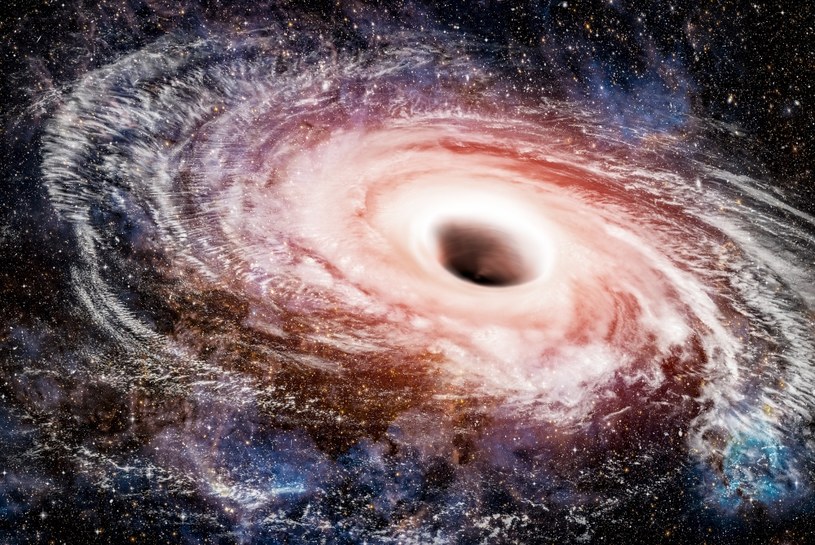 Tak dotychczas wyobrażaliśmy sobie wygląd czarnej dziury /123RF/PICSEL
