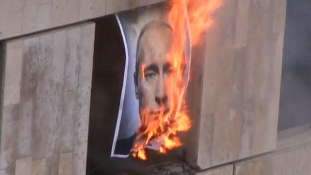 Tak dziewczyny z Pussy Riot obeszły się ze zdjęciem Wladimira Putina /