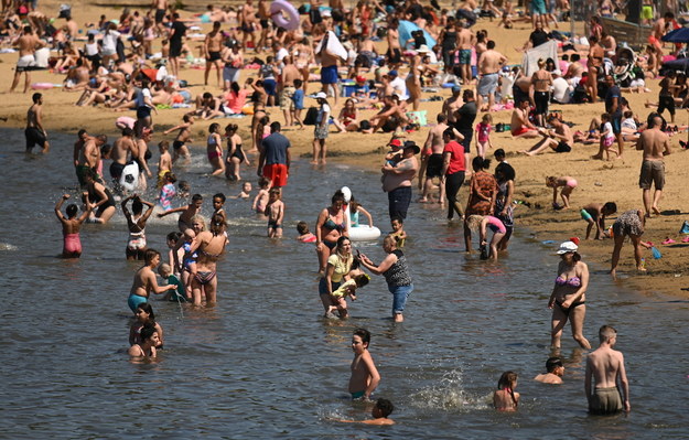 Tak dziś wyglądała plaża w brytyjskim Ruislip Lido /NEIL HALL /PAP/EPA