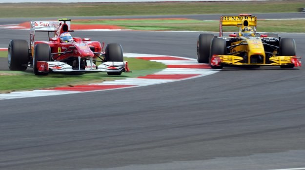 Tak Fernando Alonso wyprzedził Roberta Kubicę na Silverstone /AFP