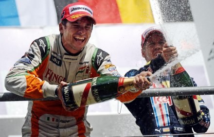Tak Giancarlo Fisichella cieszył się z miejsca na podium w Belgii /AFP