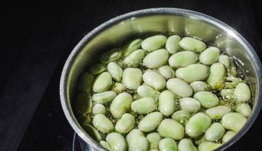 Tak gotuj bób, nie będziesz narzekać na wzdęcia. Jeden dodatek sprawi, że będzie miał lepszy smak